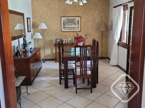 Imagem Casa tradicional, sólida e cheia de história - perfeita para morar!

A Brilhante Imóveis apresent...
