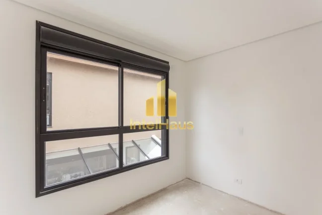 Imagem Excelente oportunidade para morar em um condomínio fechado no bairro Tingui, em Curitiba. Esta casa...