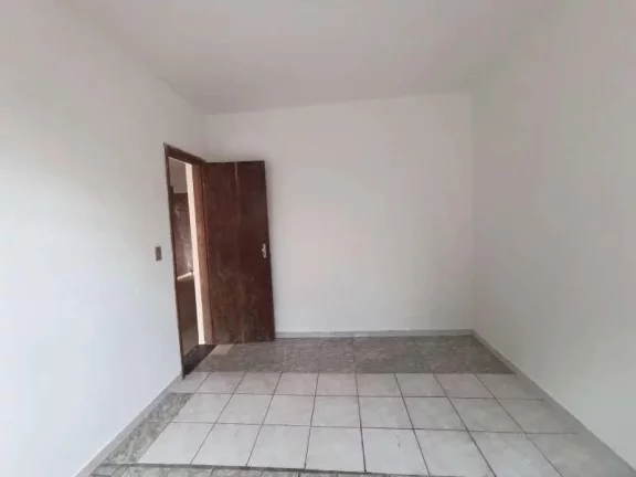 Imagem Casa Familiar com 3 Quartos, Suíte e Área de Convívio Ampliada.