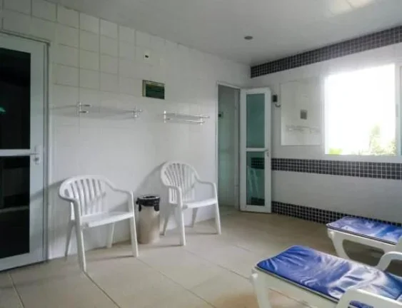 Imagem APARTAMENTO DUPLEX C/ 88M² - 2 QUARTOS - 1 VAGA DE GARAGEM - BARRA DA TIJUCA - RJ IMÓVEL AVALIADO EM R$ 940.000,00 1ª PRAÇA: 02/02/2026 - VALOR INICIAL DE VENDA: R$ 940.000,00 2ª PRAÇA: 03/02/2026 - VALOR INICIAL DE VENDA: R$ 470.000,00