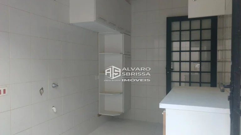 Imagem Casa estilo colonial, possui 3 suítes com ar condicionado e armários. Condomínio Portella Itu SP