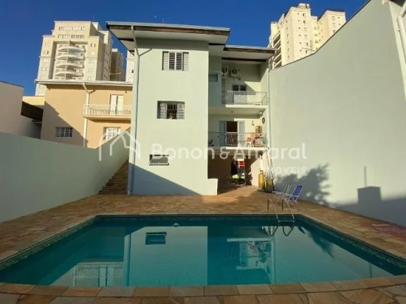 Imagem O imóvel possui 300 m² de terreno e 308 m² de área construída, com 3 dormitórios, sendo uma su...