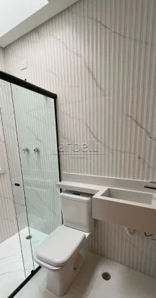 Imagem Sobrado com 145 M², 3 suítes sendo 2 com sacada privativa, ampla sala iluminada, cozinha espaçosa...