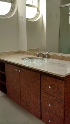 Imagem Ótimo apartamento com 144m², na Rua Urimonduba, Itaim Bibi. Living amplo com grandes janelas propo...
