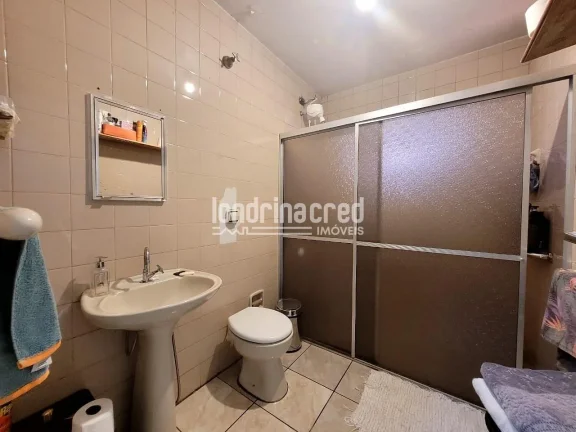 Imagem Casa espaçosa com 2 dormitórios, 2 banheiros e 2 vagas de garagem em terreno de 300m², com 126m² de construção — conforto e praticidade em um só lugar!