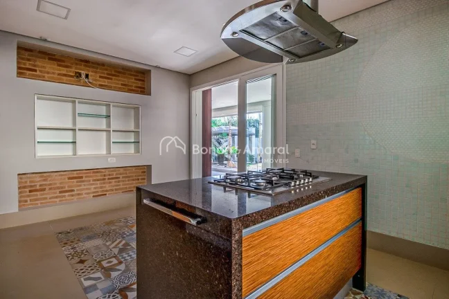 Imagem Localizada em um condomínio de alto padrão, esta casa em estilo sobrado oferece conforto, privacid...