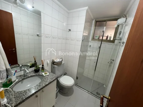 Imagem Excelente apto em Campinas, com ótima localização, bom andar, sacada, 3 dormitórios ( sendo 1 su...