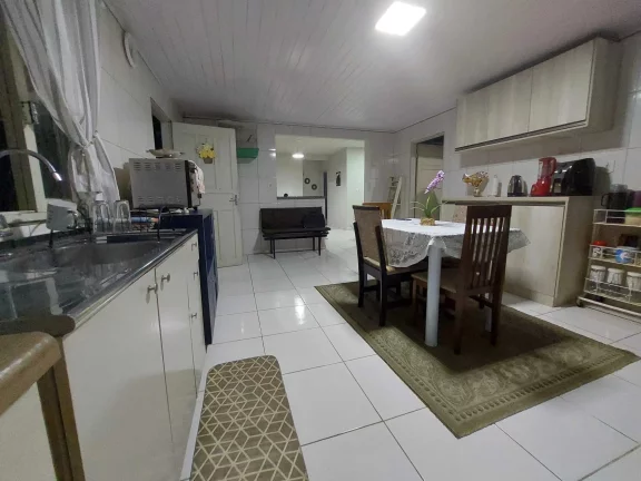 Imagem Casa com 2 dormitórios e amplo terreno de 765 m² no Bairro São Marcos em Joinville/SC