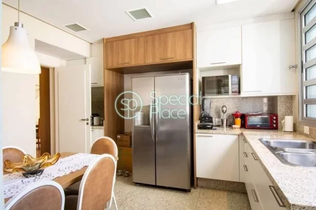 Imagem Apartamento com 207m² em um simpático prédio, em uma das ruas mais charmosa do Jardim Paulista. L...