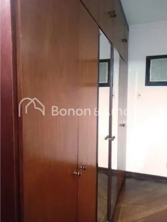 Imagem Espaçoso e arejado apartamento, com área de 110 m². O imóvel possui
3 quartos com armários, 1 s...