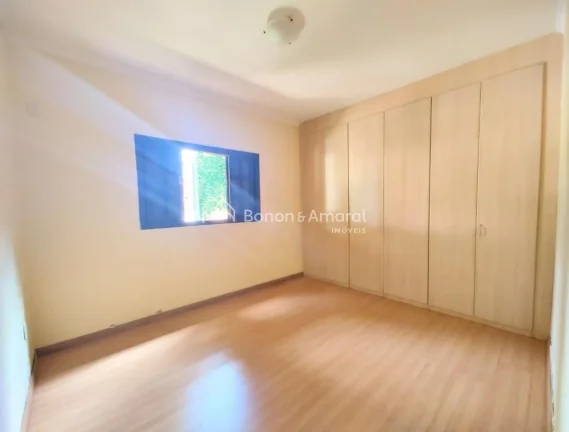 Imagem Localizada no coração do condomínio, em uma rua tranquila, esta casa térrea oferece conforto e p...