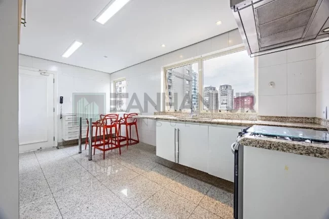 Imagem Imperdível apartamento de alto padrão à venda/locação em São Paulo-SP, Jardim Europa. 3 quartos, 3 suites, 4 salas, 5 banheiros, 4 vagas, 280m².