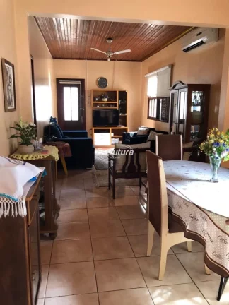 Linda casa de cinco dormitórios no bairro Nossa Senhora de Lordes.