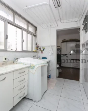 Imagem Apartamento com piso de madeira, living para 2 ambientes, 2 dormitórios sendo 1 suíte, lavabo, coz...