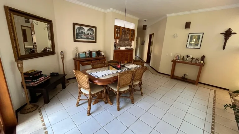 Imagem CASA EM CONDOMÍNIO COM 6 SUÍTES,SALA DE ESTAR E JANTAR,SALA DE TV,30 METROS DA ORLA,3 VAGAS DE GARAGEM