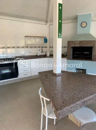Imagem Esta encantadora residência de estilo provençal francês está situada no Condomínio Moinho dos V...
