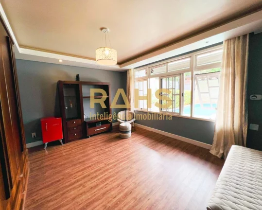 Imagem Linda casa semi-mobiliada e climatizada com 3 suítes, escritório, 2 vagas de garagem e completa á...