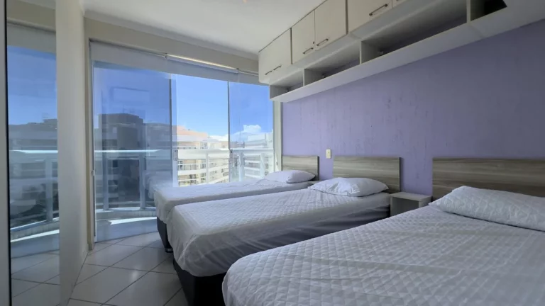 Imagem Apartamento pé na areia à venda em Riviera de São Lourenço Módulo 07: 2 vagas, 2 dormitórios, 1 suíte, 68m² - Varanda gourmet