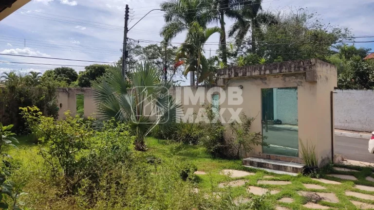 Imagem Casa de condomínio no Jardim Botânico, 4 quartos, 3 suítes, 360m², quintal de 1253m², venda adjudicada.