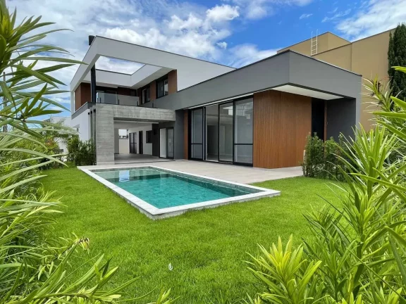 Imagem Casa nova com 4 suítes e 4 vagas privativas de garagem em condomínio fechado em Camboriú/SC