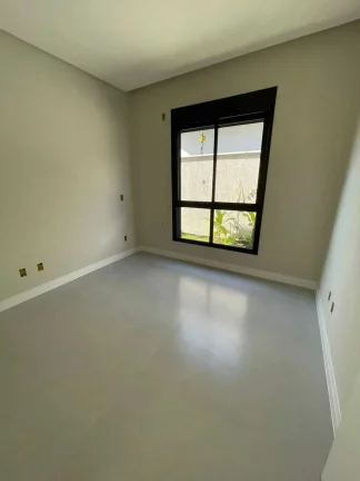 Imagem Casa alto padrão com 3 dormitórios sendo 1 suíte master e 2 vagas de garagem em Palhoça/SC