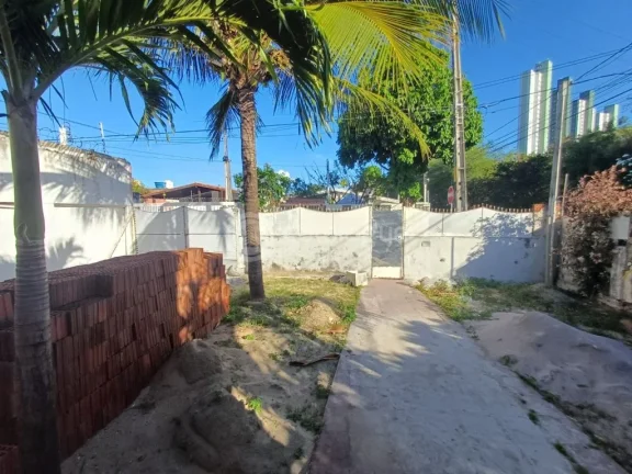 Imagem Oportunidade em Ponta Negra - Casa de Esquina para Reforma.