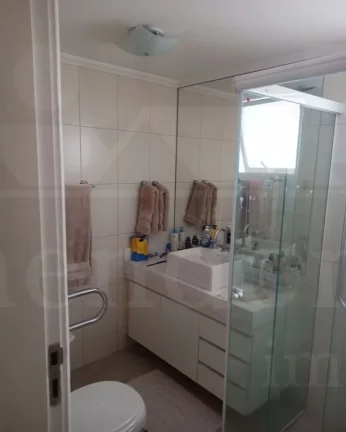Imagem Apartamento com living para 02 ambientes, piso de tacos, dormitórios com armários, closet, banheir...
