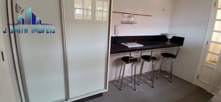 Imagem CASA AMPLA, 3 SUÍTES, QUINTAL GRANDE COM PAISAGISMO. COND. C/ LAZER