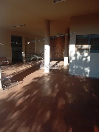 Imagem Vende-se casa de alto padrão com dois pavimentos no Centro de Igarapava/SP