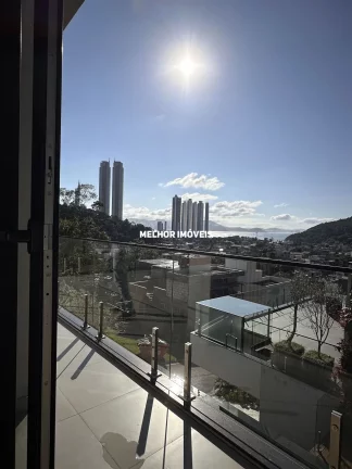 Imagem Casa finamente mobiliada á venda com 4 suítes, 4 vagas de garagem em condomínio fechado na Barra em Balneário Camboriú.