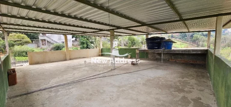 Imagem Viva em uma chácara a apenas 5 minutos do centro de Cariacica! Esta propriedade oferece uma casa espaçosa de 180 m² com terraço.