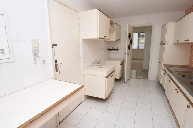 Imagem Apartamento bem distribuído com living para 02 ambientes, janelas grandes proporcionando boa ilumin...