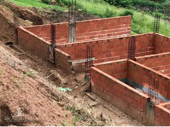 Imagem Terreno em condomínio com obra iniciada e projeto para casa com 600m² de area util.