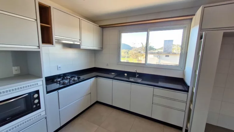 Imagem Apartamento com 2 dormitórios em Garopaba, 1 suíte, semi mobiliado, condomínio com salão de festas. Segurança, pets permitidos e ótima localização.