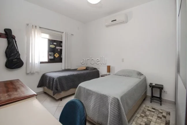 Imagem Casa com 270M², salas de estar, jantar e TV, cozinha, 3 dormitórios suítes, lavabo, área de serv...