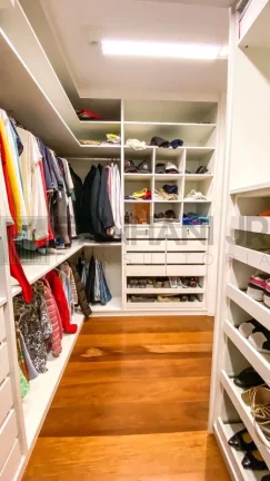 Imagem Apartamento de Luxo no Tatuapé: 3 quartos, 3 suítes, 3 salas, 4 banheiros, 3 vagas de garagem, 224m². Venha conferir!