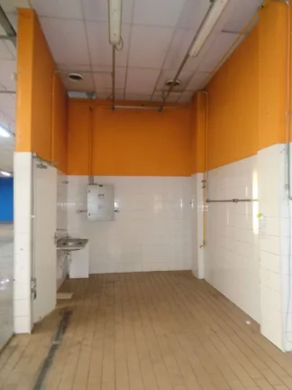 Imagem Barracão com 330m² de construção e 330m² de vagas localizado na Vila Rezende com banheiros e co...