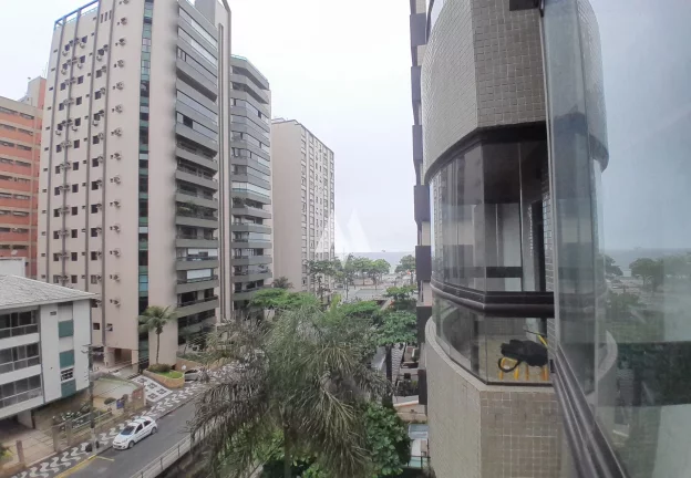 Imagem Apartamento à venda com 3 Suítes e na quadra da praia no Embaré de Santos/SP