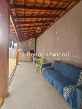 Imagem Linda casa totalmente reformada, localizada na parte alta do bairro, em região tranquila e de excel...