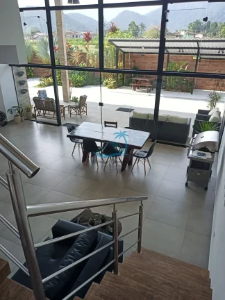 Imagem Casa de alto padrão a venda com 4 dormitórios, 360m² de área construída - Jardim Carolina em Ubatuba.