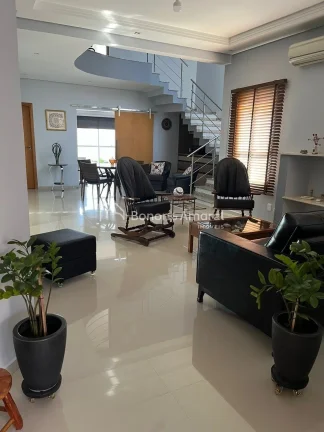 Imagem Sala com dois ambientes: jantar (com armários) e estar (com lareira a gás).
Sala de TV (com armár...