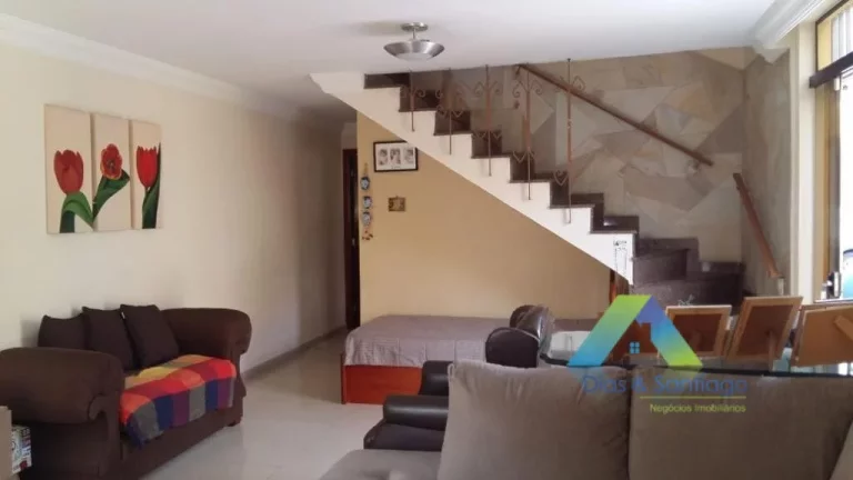 Imagem Lindo sobrado com 3 dormitórios, 4 vagas de garagem em bairro calmo e com amplo comercio nas proximidades, fácil acesso a principais avenidas.