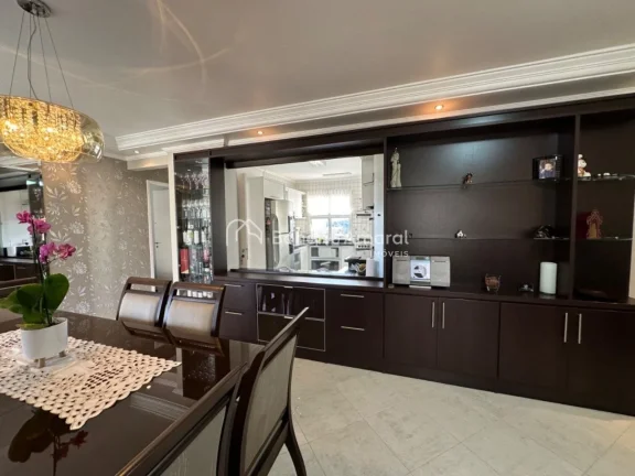 Imagem Amplo apartamento com ambientes bem distribuídos e ótima integração entre os espaços. A cozinha...