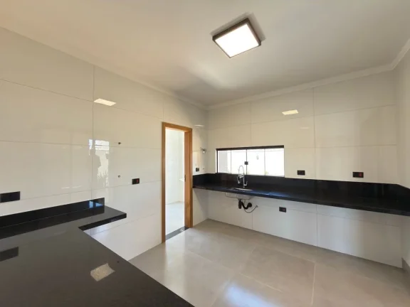 Imagem Casa Térrea de Alto Padrão – Fachada Imponente e Arquitetura Contemporânea