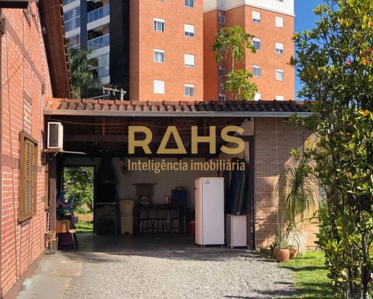 Imagem Linda casa enxaimel, de esquina com a Rua Eça de Queiroz, localizada em uma excelente área comerci...