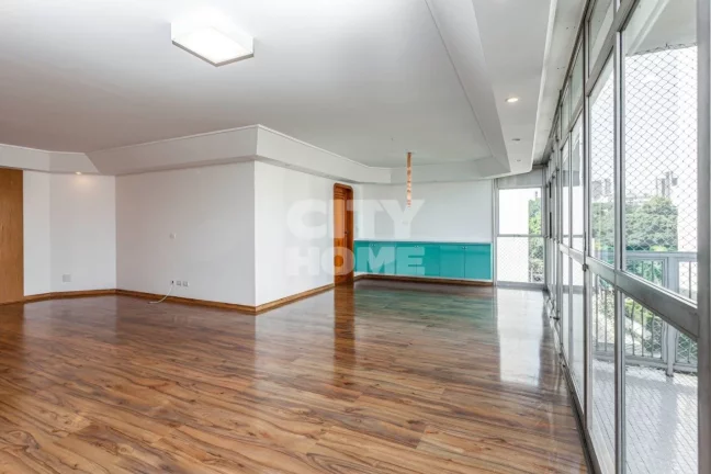 Imagem Lindo apartamento com 240m2, 3 dormitórios ( 1 suíte ) e 2 vagas na garagem. Apartamento impecáve...