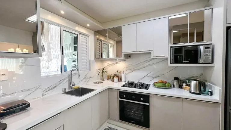 Imagem Apartamento com 4 dormitórios sendo 2 suítes e 2 vagas de garagem no centro de Balneário Camboriú