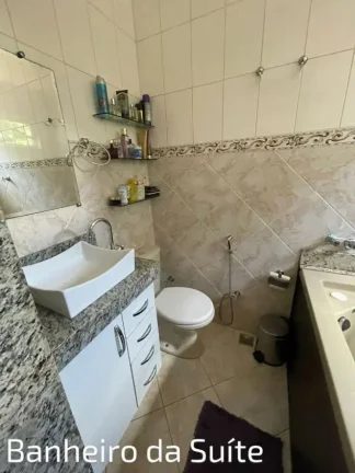 Imagem Vendo ou troco casa com 4 quartos, sendo uma suíte, escritório, varanda, cozinha integrada com sala de estar, piscina, churrasqueira e fogão a lenha.