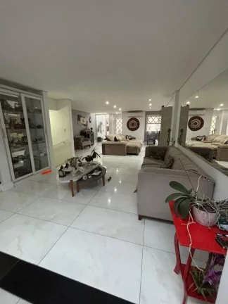 Imagem Imóvel à venda em São Caetano do Sul-SP: Casa com 4 quartos, 1 suíte, 2 banheiros, 4 vagas de garagem e 250m² de área no Jardim São Caetano.