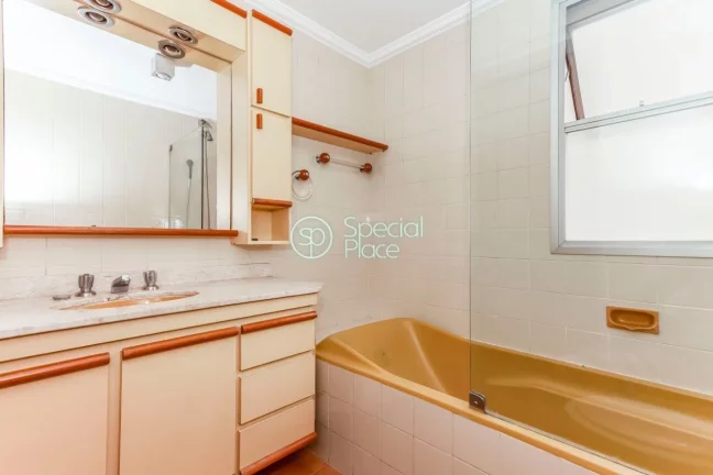 Imagem Apto rico em iluminação natural e repleto de janelas grandes. Vista eterna e para as arvores e o m...